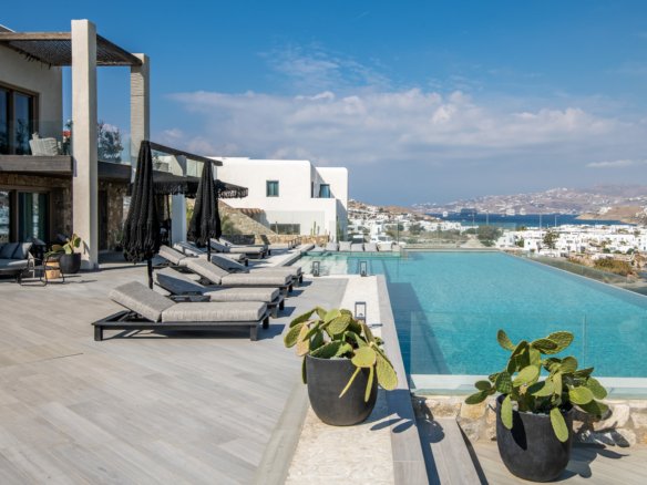 Villa Aegeas infinity pool in Ornos Mykonos